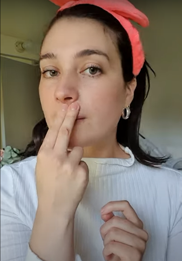 Yoga Facial para disminuir el código de barras