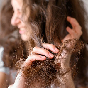 Cómo combatir el frizz en invierno: guía 2025 para un cabello sano y sin encrespamiento.