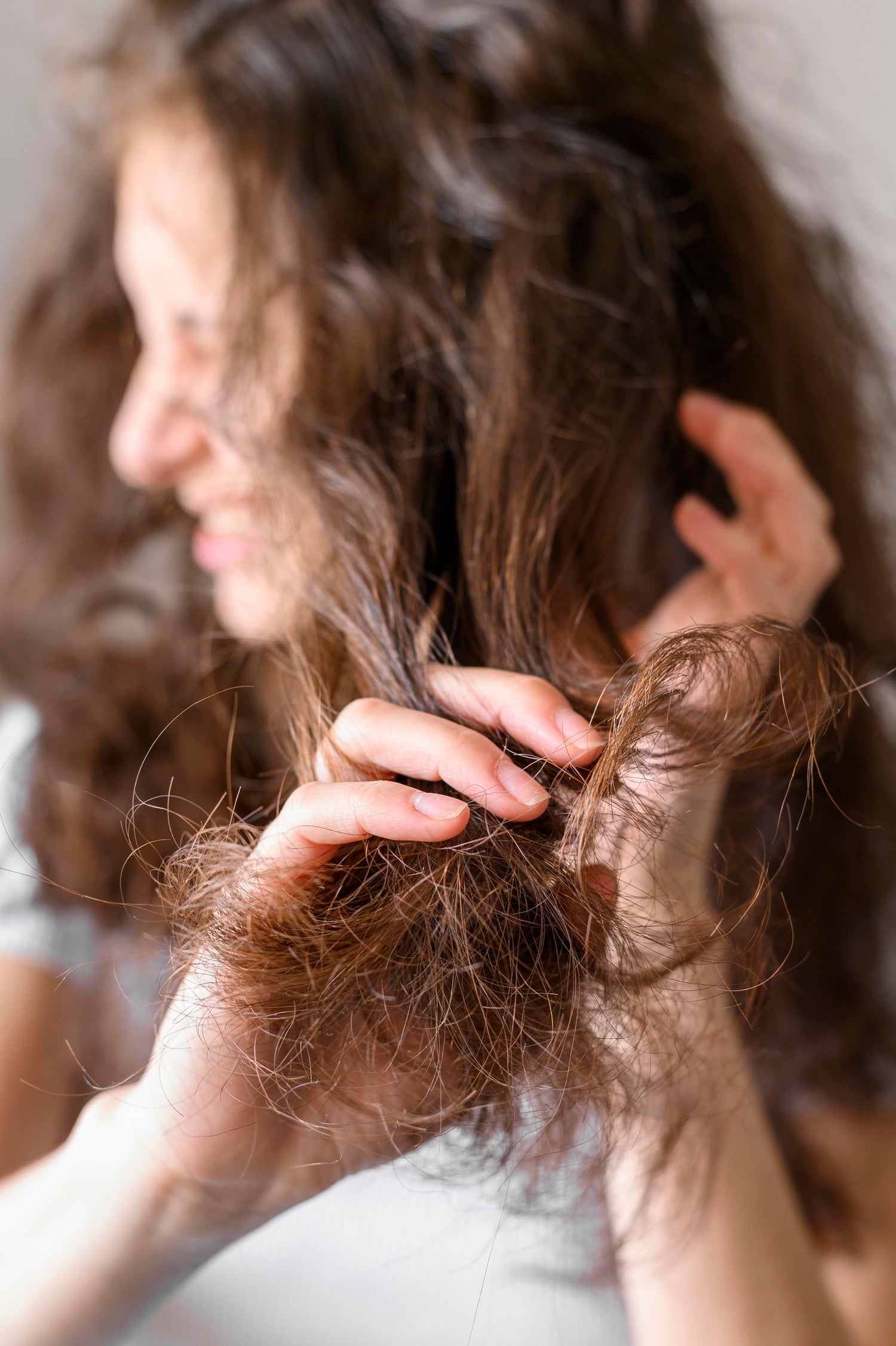 Cómo combatir el frizz en invierno: guía 2025 para un cabello sano y sin encrespamiento.